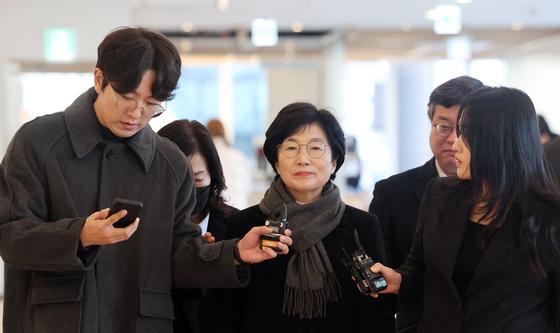 특검 출석하는 김기현 의원 배우자