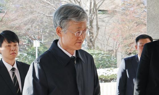 출근하는 조희대 대법원장