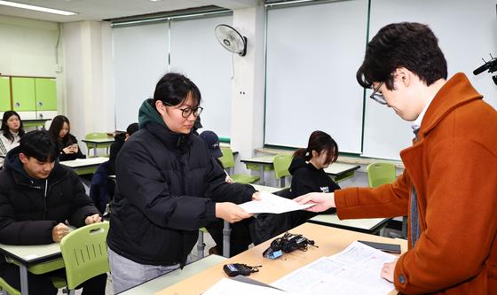 수능 성적표 받는 수험생들