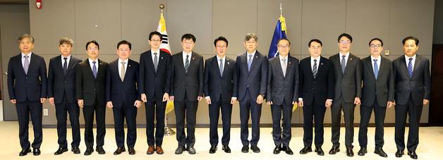 차관급 임명장 수여 기념촬영 하는 김민석 국무총리