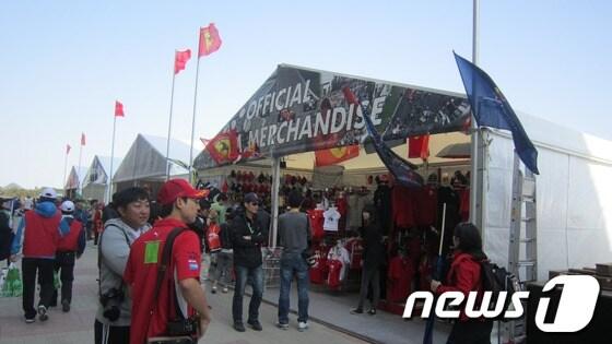 본문 이미지 - F1코리아 그랑프리 경기장내 편의시설을 이용하는 관람객들. / 사진제공=전남도청 © News1