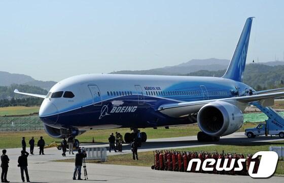 본문 이미지 - 17일 오전 경기 성남 서울공항에서 열린 '서울 국제항공우주 및 방위산업전시회 2011' 프레스데이 행사서 보잉787이 전시되고 있다. 보잉787은 전투기에 사용되는 탄소소재 섬유를 날개와 동체에 사용해 무게를 줄이고 연비를 늘렸으며 기존 여객기보다 창문이 커져 실내 습도 또한 쾌적한 상태로 유지된다. 국내에서는 대한항공이 2016년부터 총 10대를 들여와 미주와 유럽 등 장거리 노선에 투입할 예정이다.  © News1   이명근 기자