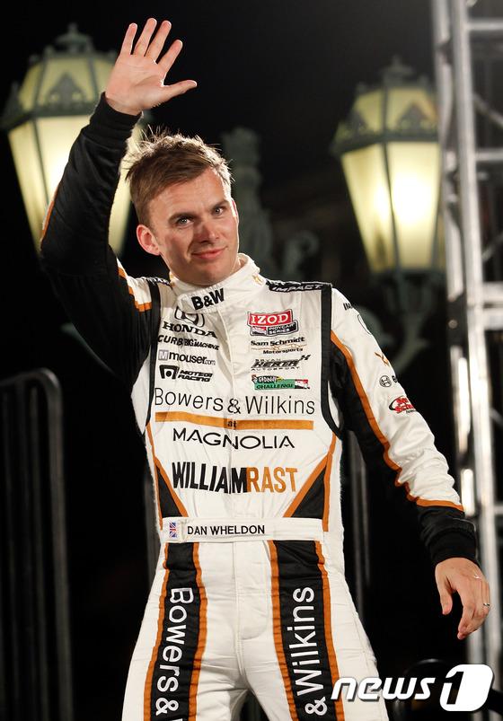 본문 이미지 - 미국 네바다주 라스베가스의 모터스피드웨이에서 열린 인디카 시리즈 IZOD 월드 챔피언십 경기에 참가한 댄 웰던의 사망 3일전 모습