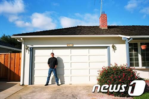 본문 이미지 - 애플 1 컴퓨터가 탄생한 스티브 잡스의 옛 집.  잡스가 1996년 애플에 복귀한 뒤 옛 집앞에서 포즈를 취했다. ©News1 