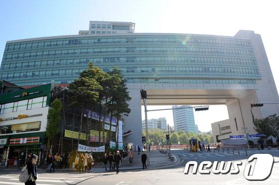 본문 이미지 - 서울 마포구 홍익대학교 정문(자료사진).