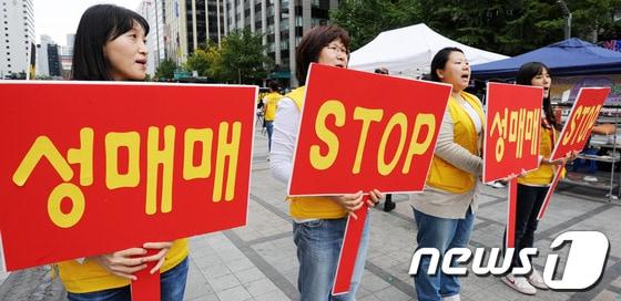 본문 이미지 - 서울 청계광장에서 열린 &#39;성매매, 기지촌, 그리고 인권&#39; 문화행사 및 대국민 캠페인서 행사관계자들이 성매매 근절 플래시몹 퍼포먼스를 하고 있다. © News1 이명근 기자