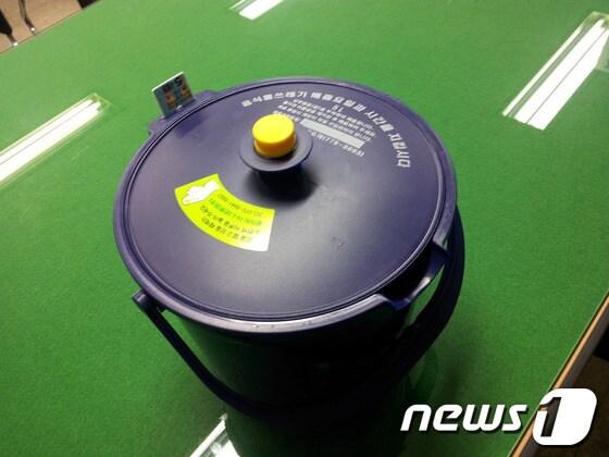 본문 이미지 - 시범용 칩 및 칩이 부착된 가정용 음식물 쓰레기 수거함. /사진제공=경주시청 © News1