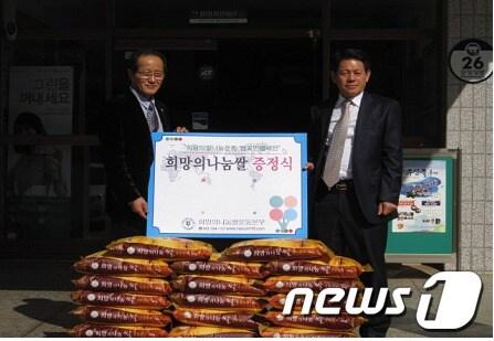 본문 이미지 - 희망나눔 쌀운동본부 고창지점(지점장 정후영)은 28일 기증받은 쌀을 불우이웃을 위해 써달라며 고창읍에 기증했다. /사진제공=고창군 © News1