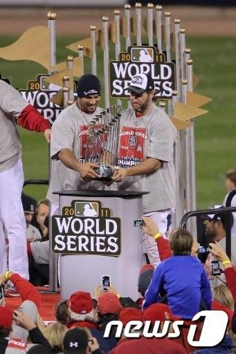본문 이미지 - 29일 2011월드시리즈에서 우승한 세인트루이스 카디널스가 우승 트로피를 들어올리고 있다. AFP © News1