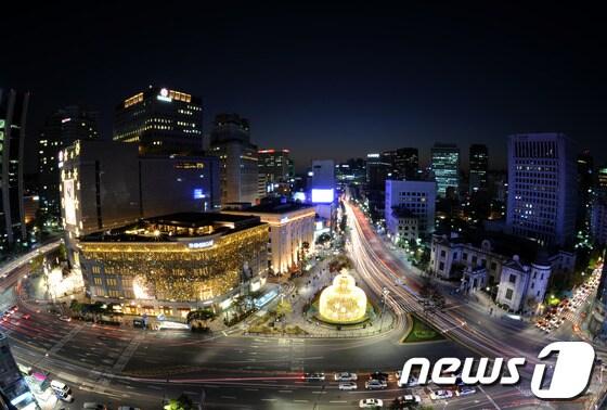 본문 이미지 - 서울 중구 충무로1가 신세계백화점 본점과 한국은행 앞 분수광장