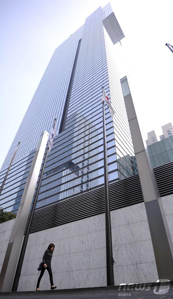 본문 이미지 - 서울 서초동 삼성전자 본사 앞을 한 행인이 걸어가고 있다. ⓒ 뉴스1
