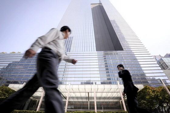 본문 이미지 - 서울 서초동 삼성전자 본사 앞을 행인들이 걸어가고 있다. © News1   박철중 기자