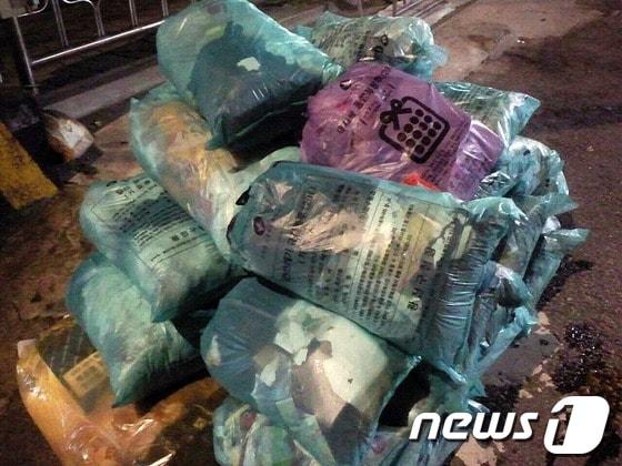 본문 이미지 - 광진구 군자동 주택가에 종량제 봉투 더미와 재사용 종량제 봉투가 버려져 있다. © News1 이후민 인턴기자