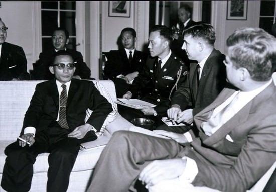 본문 이미지 - 1961년 11월 14일 박정희 국가재건최고회의 의장이 백악관에서 존 F 케네디 미국 대통령과 만나고 있다. © News1