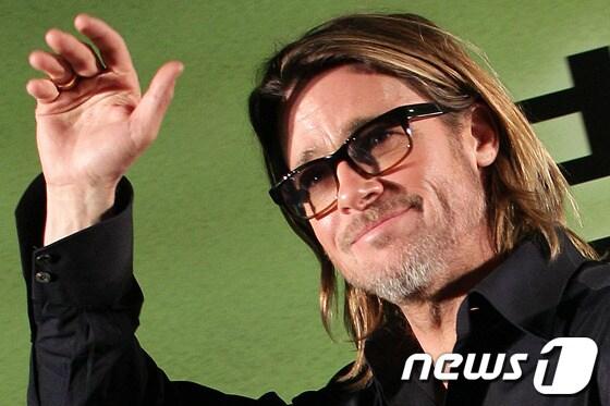 본문 이미지 - 할리우드 배우 브래드 피트가 15일 오전 서울 삼성동 코엑스 메가박스에서 열린 영화 '머니볼' 기자회견에 참석하고 있다. (머니투데이 제공) © News1 양동욱 기자