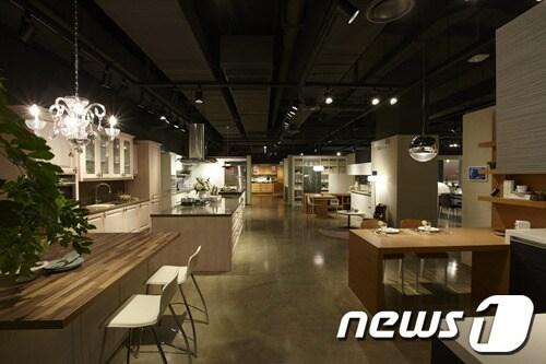 본문 이미지 - 한샘 플래그샵 부산센텀점의 부엌 공간 제안. © News1