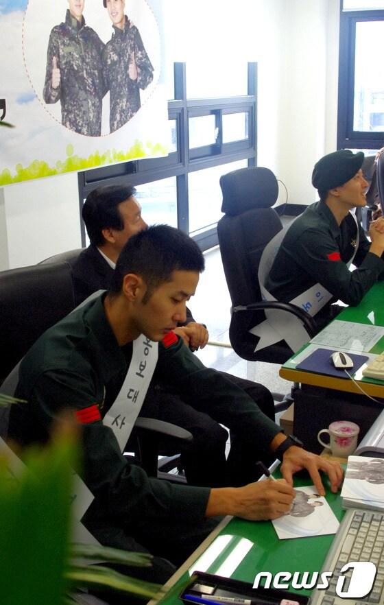 본문 이미지 - 이동건, 김지석 상병이 18일 오전 전북지방병무청에서 명예징병관으로서 업무를 보고 있다.© News1