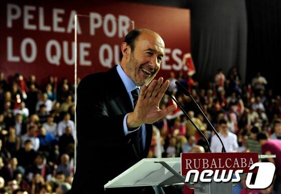 본문 이미지 - 집권 사회당(PSOE)의 후보 알프레도 페레즈 루발카바 부총리 겸 내무장관이 18일 스페인 마드리드에서 선거 유세 연설을 하고 있다. (AFP=News1)