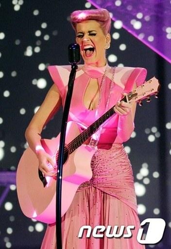 본문 이미지 - 39회 AMA에서 무관에 그쳤지만 열창하는 케이티 페리 (AFP=News1)