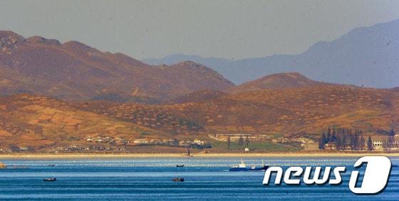 본문 이미지 - 인천 옹진군 연평도 망향전망대에서 바라본 북한 황해남도 강령군의 모습. 반원모양의 구덩이들은 북한의 해안포 진지로 추정된다.  © News1   박세연 기자