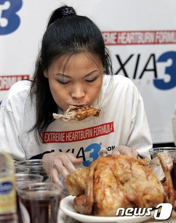 본문 이미지 - 지난 2006년 칠면조 빨리 먹기 대회에 참가했던 이선경씨© AFP=News1