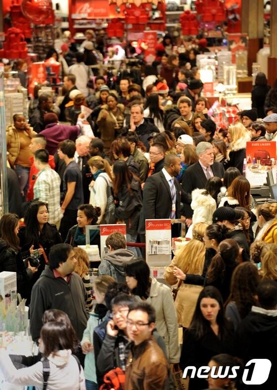 본문 이미지 - 25일 미국 뉴욕 메이시 백화점에서 엄청난 인파가 쇼핑을 하고 있다. ©AFP=뉴스1  