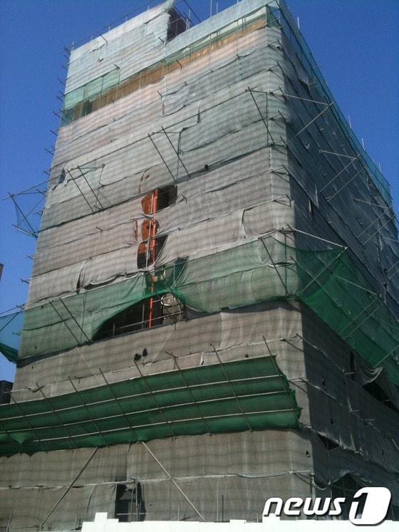 본문 이미지 - 건축주 이모씨가 경기 의정부시 신곡동에 건설중인 관광호텔. 주민들은 사실상 러브호텔이라며 반발하고 있다© News1=김광선기자