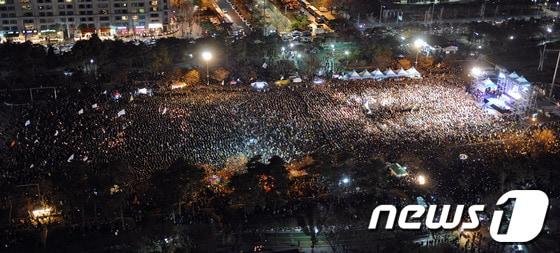 본문 이미지 - 30일 서울 여의도 문화광장에서 열린 나꼼수(나는 꼼수다) 공연을 관람하는 관람객들이 광장을 가득메운 채 뜨거운 열기를 내뿜고 있다. © News1 이종덕 기자