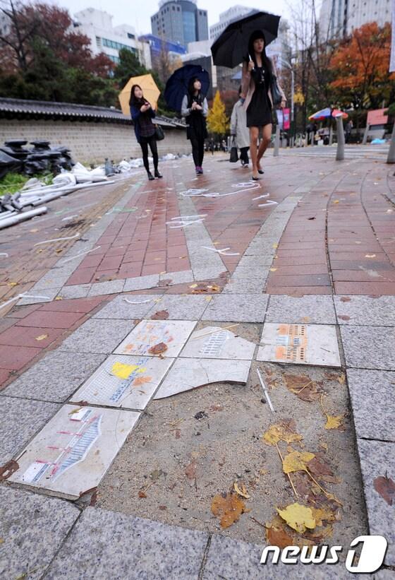 본문 이미지 - 서울 덕수궁 돌담길에 파손된채 방치된 서울홍보 보도블럭 © News1  박철중 기자