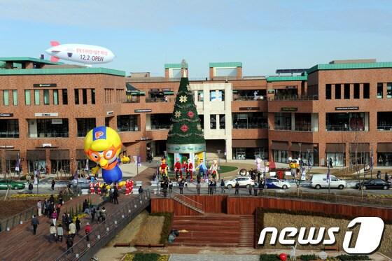 본문 이미지 - 1일 오전 파주시 교화읍 파주출판단지에 위치한 ‘롯데 프리미엄 아울렛 파주점’이 오픈을 하루 앞두고 손님 맞을 준비가 한창이다. © News1 이동원 기자