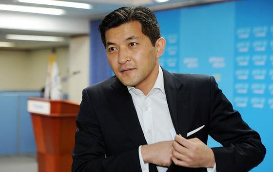 본문 이미지 - 2011년 11월 12일 당시  한나라당 홍정욱(서울 노원병) 의원이 서울 여의도 한나라당사에서 19대 총선 불출마 기자회견을 갖고 회의장을 나서고 있다.  ⓒ News1