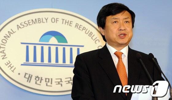 본문 이미지 - 신기남 전 민주당 상임고문이 18일 서울 여의도 국회의사당 정론관에서 민주통합당 지도부 경선 출마를 선언하고 있다. 신 전 상임고문은 기자회견에서 민주통합당의 3대과제로 ‘진보노선 확립’ ‘인적 쇄신’ ‘야권통합의 완성’을 꼽았다. © News1 이종덕 기자