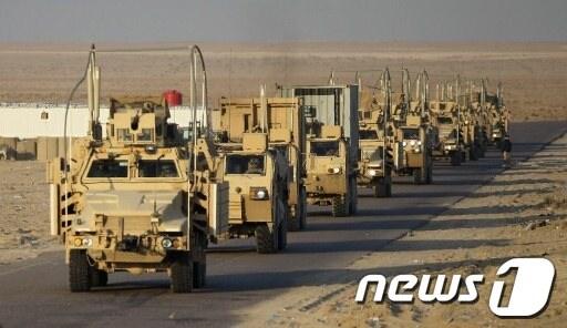 본문 이미지 - 18일 미군 3여단 1 기갑부대 소속 미군들이 이라크 국경을 넘어 쿠웨이트로 철수하고 있다. © AFP=News1 