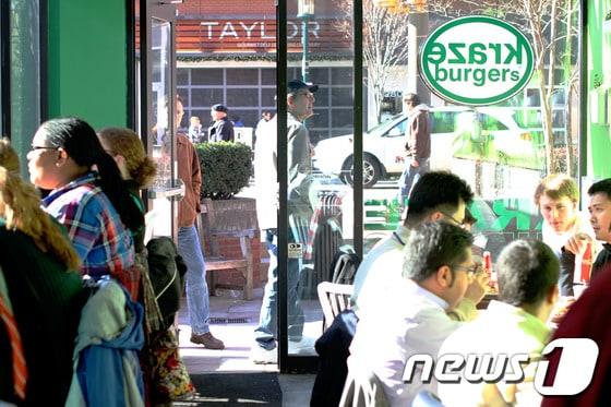 본문 이미지 - 크라제버거 미국 1호점 베데스다점. © News1 