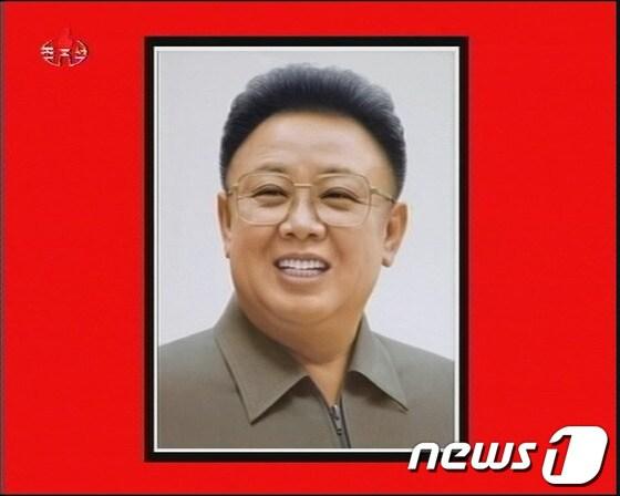 본문 이미지 - 19일 북한 조선중앙방송에서 김정일 위원장이 지난 17일 오전 8시 30분 열차에서 이동 중 심근경색으로 사망했다고 발표했다.(통일부 제공) © News1   박지혜 인턴기자