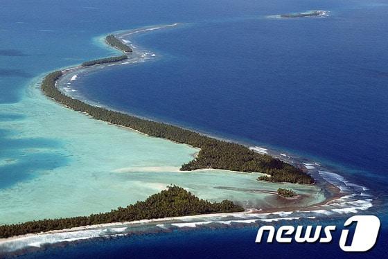 본문 이미지 - 남서태평양의 투발루에 딸린 푸나푸티 산호섬은 해발 4.5m가 넘는 곳이 없을 정도로 지표면이 낮아 해수명 상승으로 사라질지도 모른다는 우려를 낳고 있다.© AFP=News1 