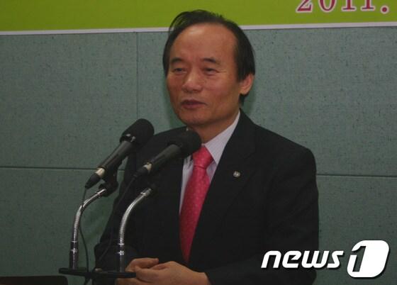 본문 이미지 - 이남기 전 공정거래위원회 위원장이 20일 전북도의회에서 기자회견을 갖고 내년 총선 김제완주 출마를 선언했다. © News1 김춘상 기자 