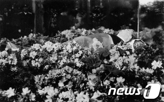 본문 이미지 - 1994년 7월 11일 김일성의 시신이 평양 금수산 기념궁에 안치되어 있는 모습. 김일성은 1994년 7월 8일 심장마비로 사망했다. ©AFP=News1 