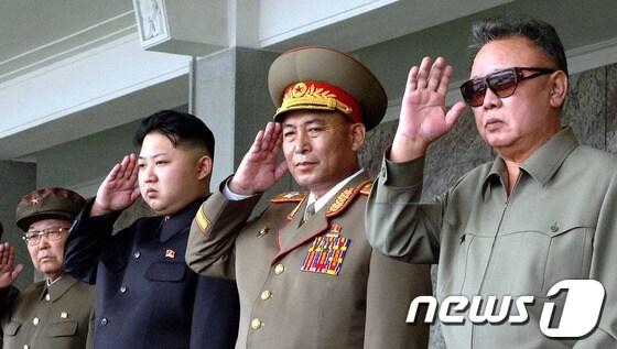 본문 이미지 - 김정일 북한 국방위원장(오른쪽)과 김정은 노동당 총비서(왼쪽에서 두번째). ⓒ News1 DB