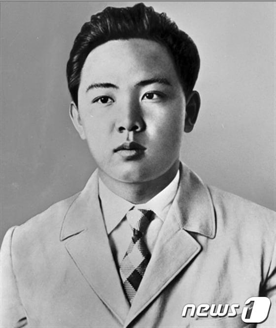 본문 이미지 - 21일 북한 노동신문이 공개한 김정일 북한 국방위원장의 옛 사진 © News1 서재준 기자