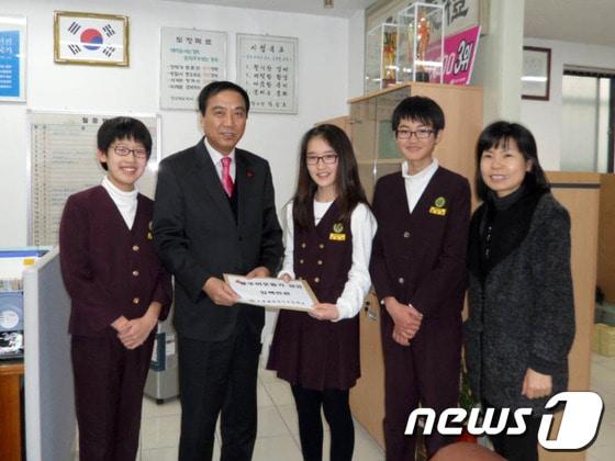 본문 이미지 - 포스코 교육재단 소속 지곡초등학교 학생들이 님구 효곡동주민센터에 성금을 전달하고 있다./사진제공=포항시© News1  