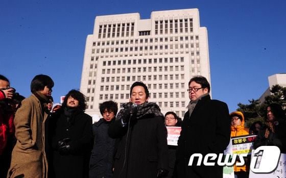 본문 이미지 - 정봉주와 미래권력들 운영자 정모씨&#40;왼쪽부터 세번째&#41;. © News1 송원영 기자