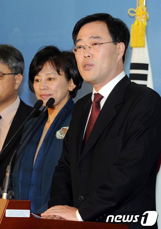 본문 이미지 -                                                                                          민주통합당 김기식 의원(오른쪽).  © News1 허경 기자