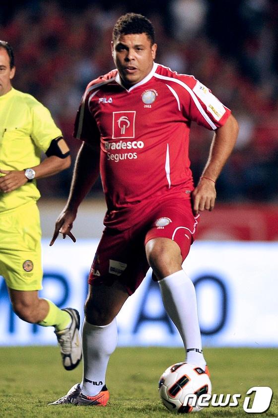 본문 이미지 - 브라질의 &#39;축구황제&#39; 호나우두가 브라질 전역에 벌어지고 있는 월드컵 반대 시위를 향해 강경 발언을 쏟아냈다. © AFP=News1