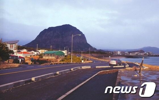 본문 이미지 - 제주 서귀포시 ‘산방산 손짓하는 해안길' 전경. /사진제공=서귀포시청 © News1 