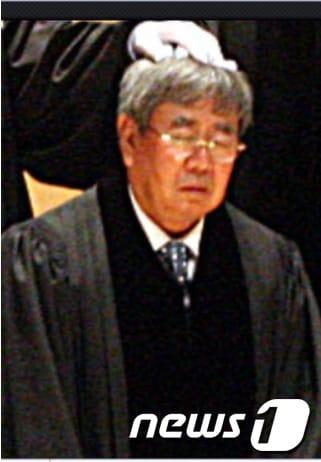 본문 이미지 - 목사 안수 중인 이근안씨. © News1 