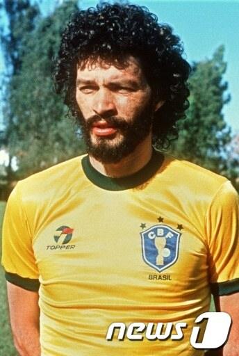 본문 이미지 - 4일 사망한 소크라테스가 85년 대표팀유니폼을 입고 찍은 사진 © AFP=News1 