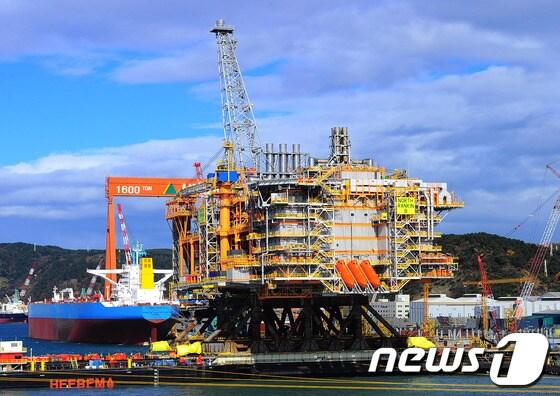 본문 이미지 - 현대중공업 울산 조선소에서 초대형 해양 플랫폼을 제작하는 모습. (현대중공업 제공) © News1 