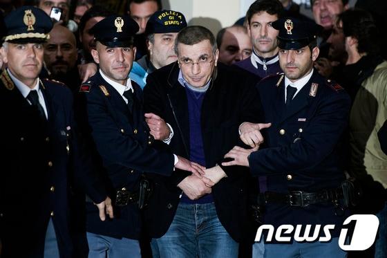 본문 이미지 - 이탈리아 마피아 두목 미켈레 자가리아(53)가 7일 나폴리 인근 카사페세나 마을에서 붙잡혔다. ©AFP=News1 