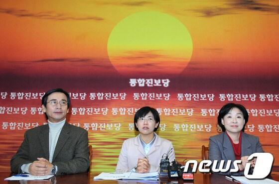 본문 이미지 - 통합진보당 이정희 공동대표(가운데)가 9일 오전 서울 여의도 국회에서 열린 대표단 1차회의에 참석해 